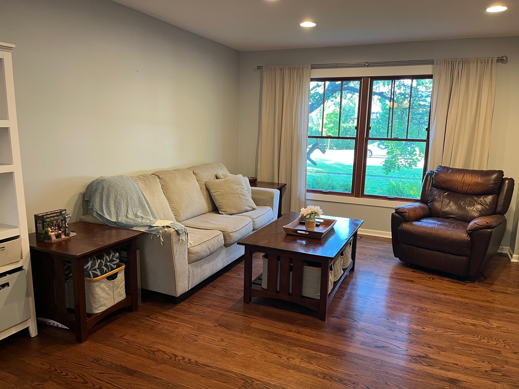 Building Photo - 889 E Stonebridge Ct