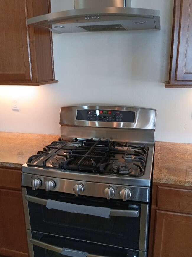 Building Photo - Stunning 5-bedroom, 2.5-bathroom home in R...