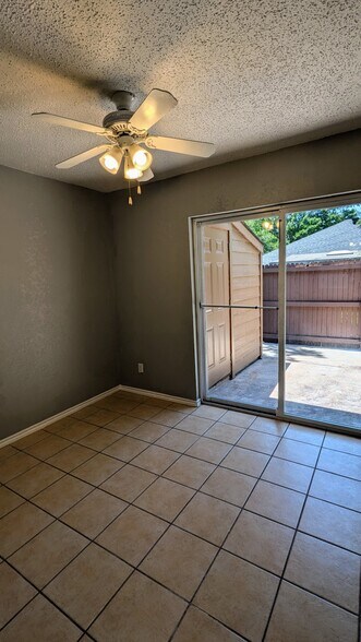 Building Photo - 1003 Vedral Pl