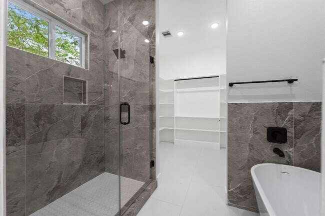 Building Photo - 327 Paradise Ln