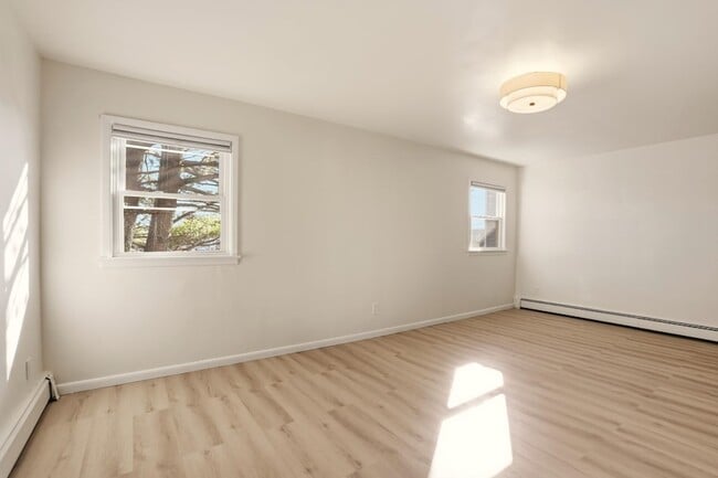 Building Photo - 576 Ave E