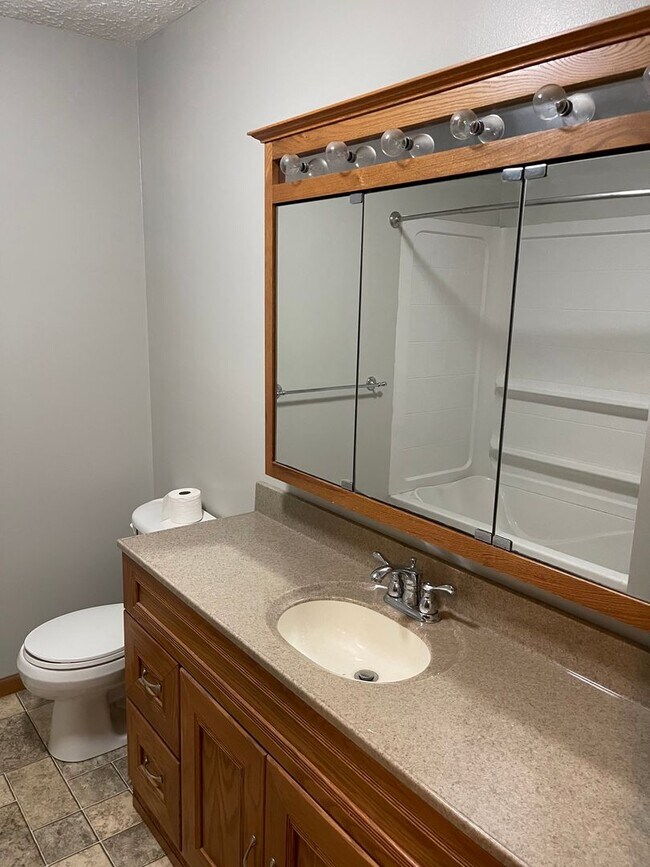 Building Photo - Available December 21st! SPACIOUS & PET FR...