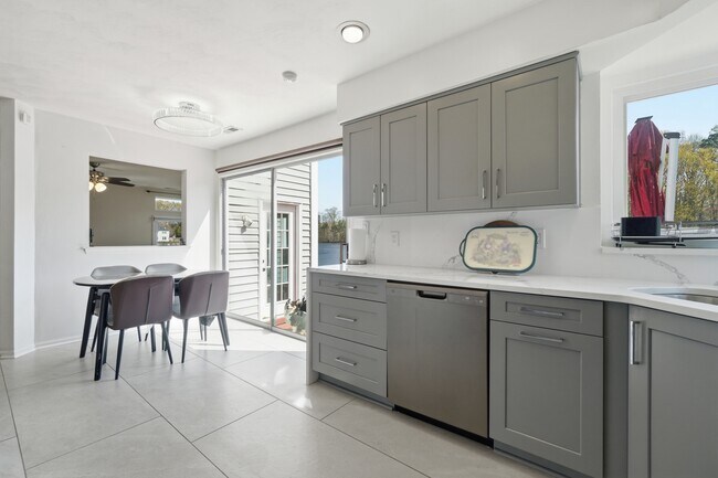 Building Photo - 1721 Chestwood Dr