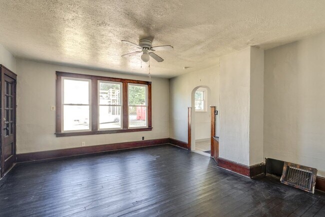 Building Photo - 491 Allyn St