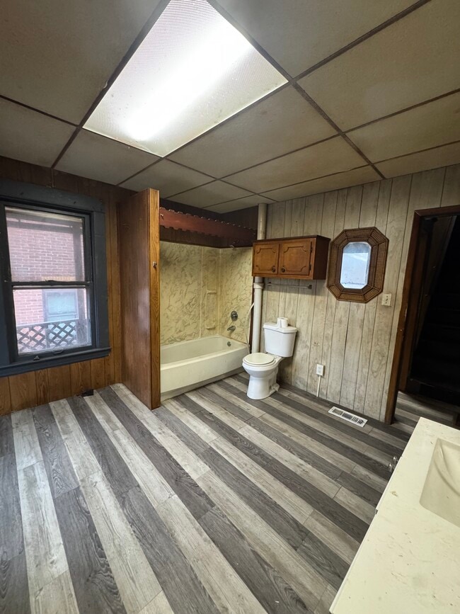 Building Photo - 719 Steel St