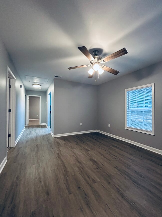 Building Photo - 1405 Leonard Ave