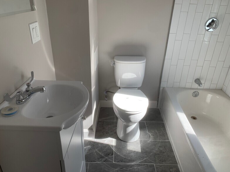 Building Photo - 81 Litchfield St