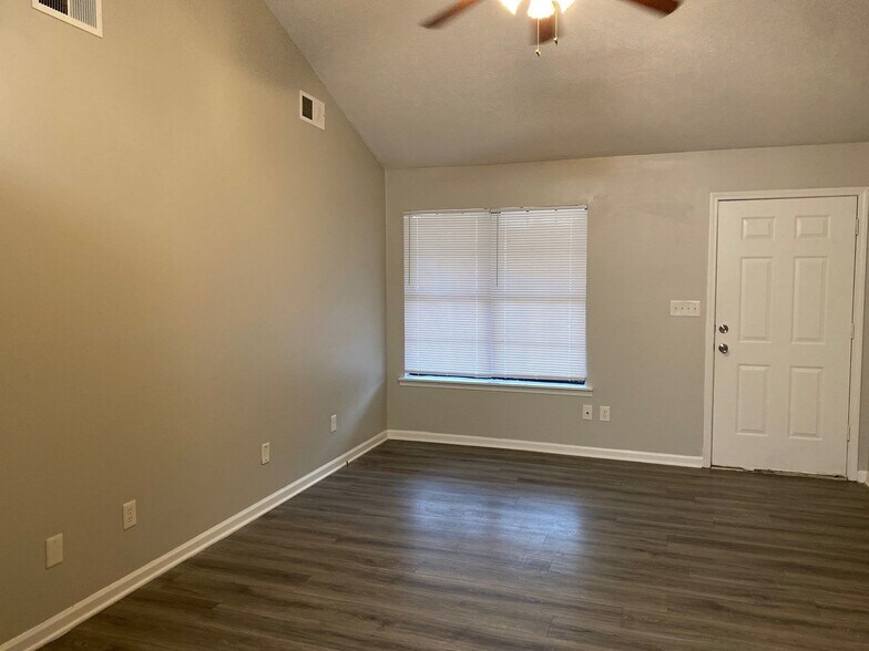 Building Photo - 75 Rushwood Dr