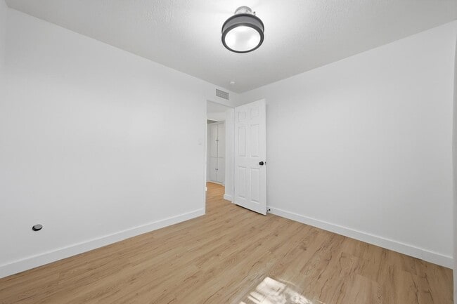 Building Photo - 3540 E Voltaire Dr