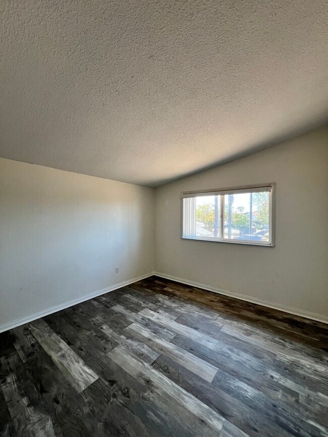 Building Photo - 1552 Elm Ave
