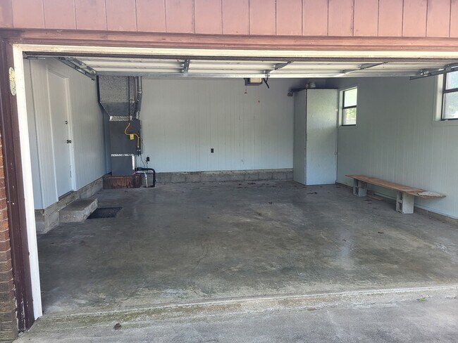 Building Photo - Move-in Ready!  3-Bed, 2-Bath Farmington Home.  Fenced-in backyard + 2x Car Garage