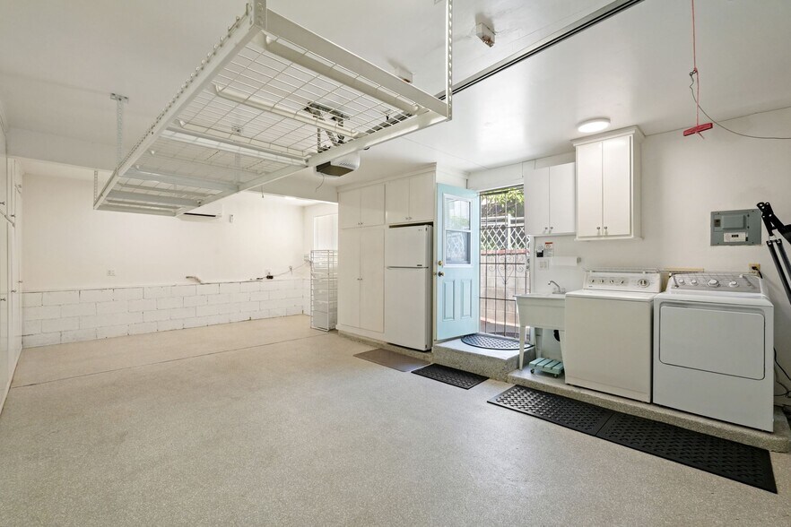 Building Photo - 11861 Laurelwood Dr