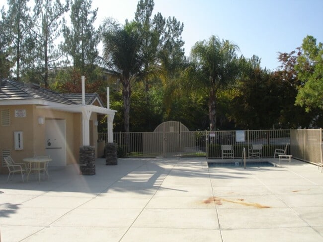 Building Photo - Beautiful 3-Bedroom Home with Covered Patio in Valencia!