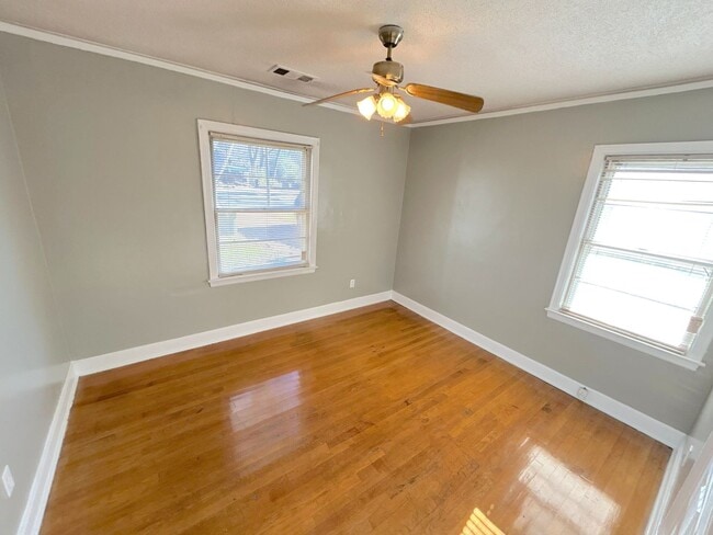 Building Photo - 1323 Victor Dr