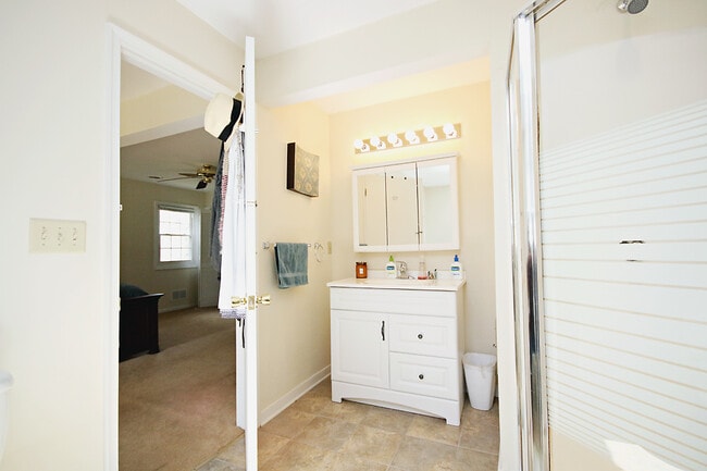 Building Photo - Pet Friendly, One Level Living in Johnson ...