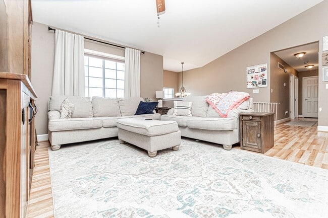 Building Photo - Spacious Single Family Home