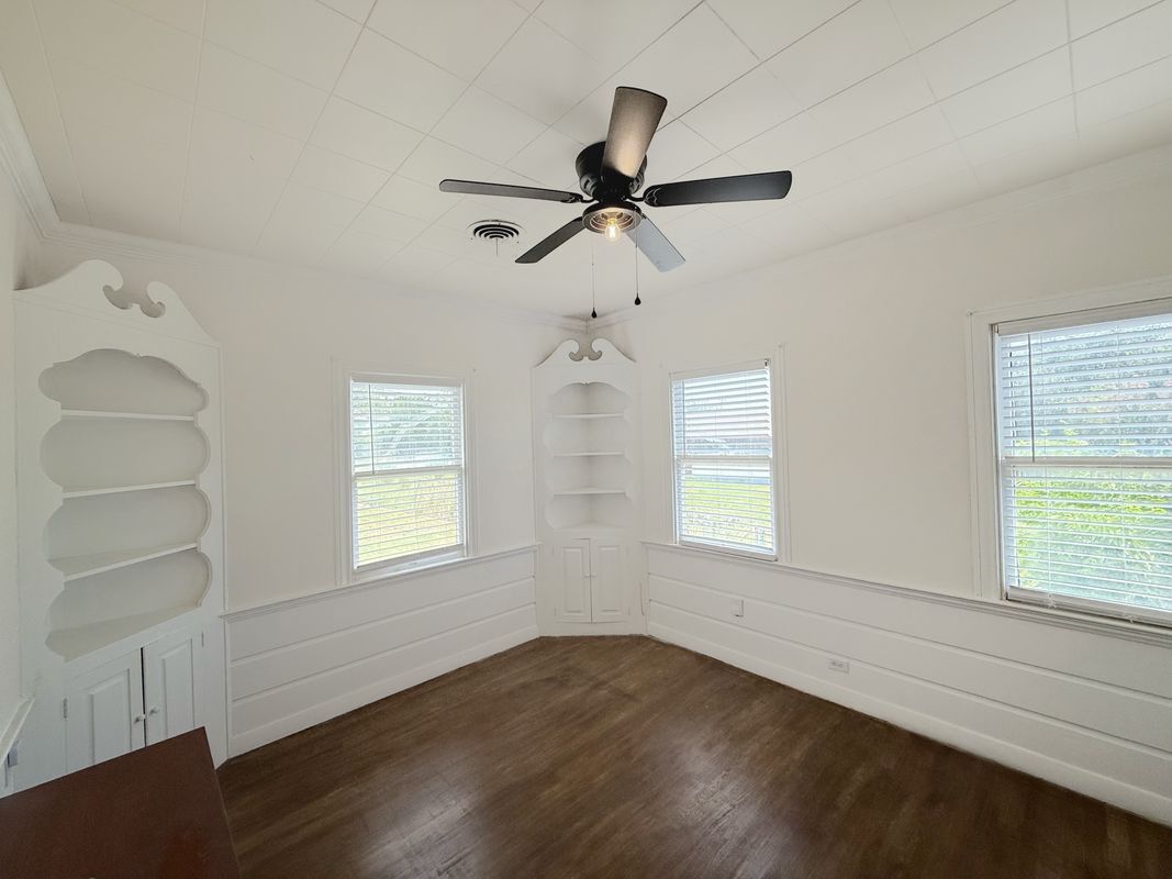 Building Photo - 1214 Sutton Dr