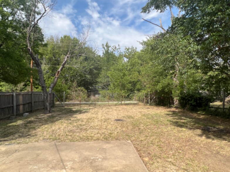 Building Photo - 2026 E 1st Ave