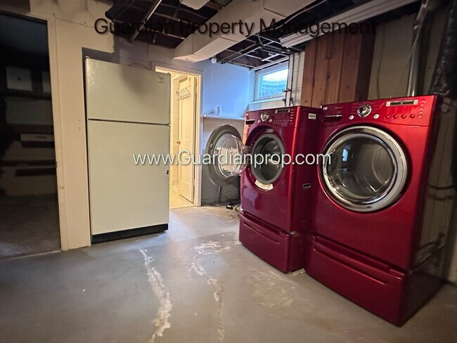 Building Photo - Richfield Single Family Home, Fenced Yard, 2 Car Garage, Dishwasher