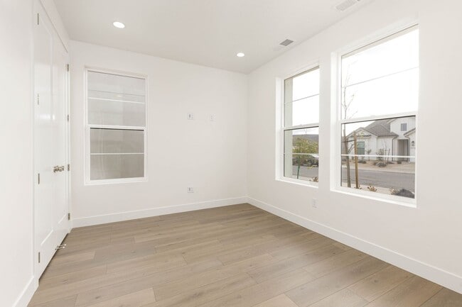 Building Photo - Beautiful New Home with access to community pool