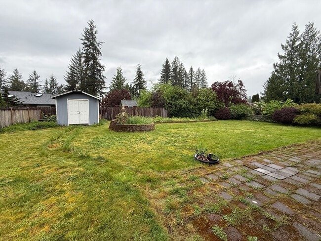 Building Photo - Beautiful Split-Entry 4 Bed 3 Bath Home Fully Fenced Yard