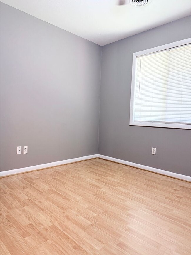 Building Photo - Ham Duplex - 4th Ave Duplex