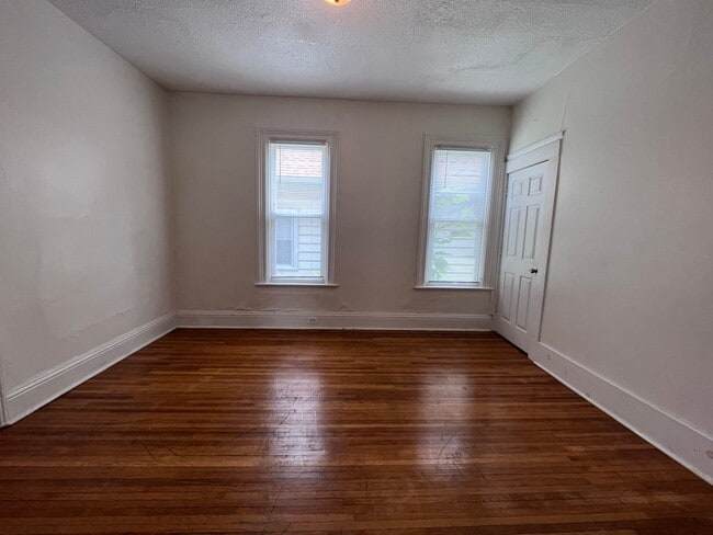 Building Photo - Bright 2 Bedroom Apartment with Laundry on Site!