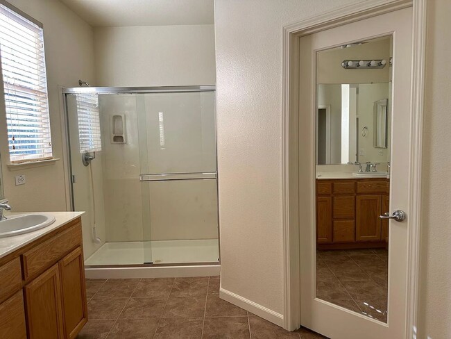 Building Photo - 3BR/2.5BA Oak Commons Home w/ Backyard & C...