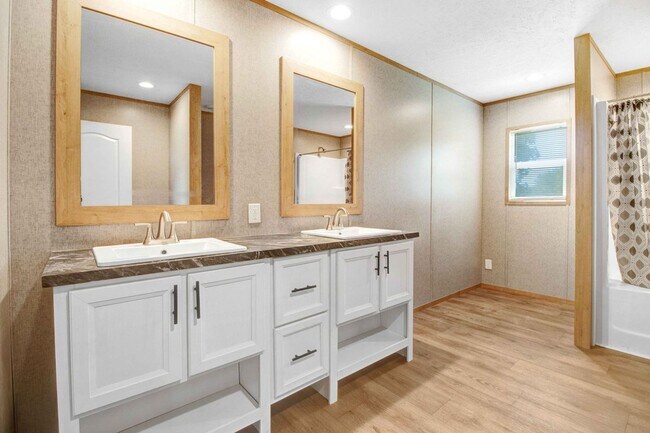 Building Photo - SPACIOUS 4 BR | 3 BA HOME W/ PLENTY OF PRI...