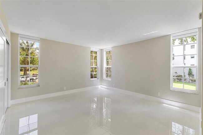 Building Photo - 605 Oaks Dr
