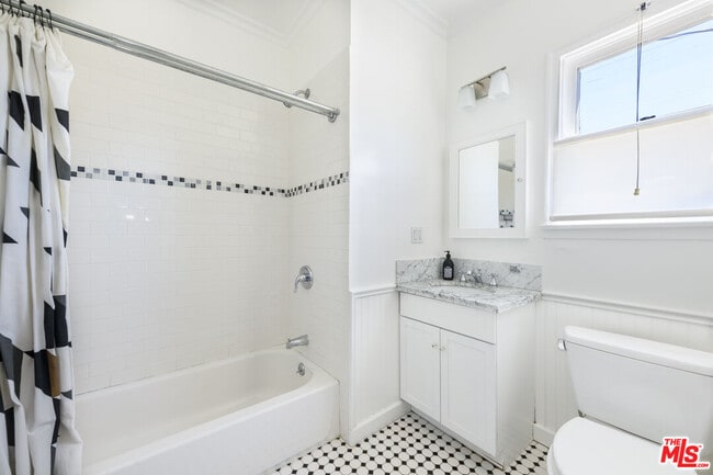 Building Photo - 148 S Orange Dr