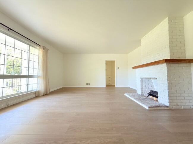 Building Photo - Stunning 4-Bedroom Home in Quiet North Hills