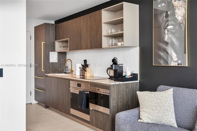 Building Photo - 601 NE 1st Ave