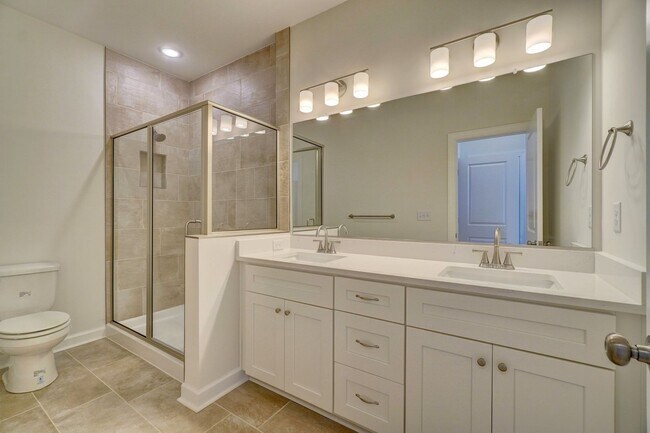 Building Photo - 3-Bedroom Townhome w/Attached Garage! Avai...