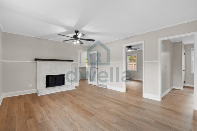 Building Photo - "Charming 5-Bedroom Oasis with 2 Full Bath...