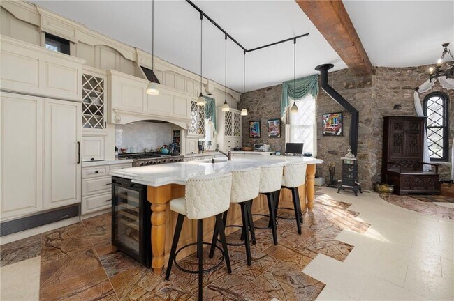 Building Photo - 60 Old Beach Rd