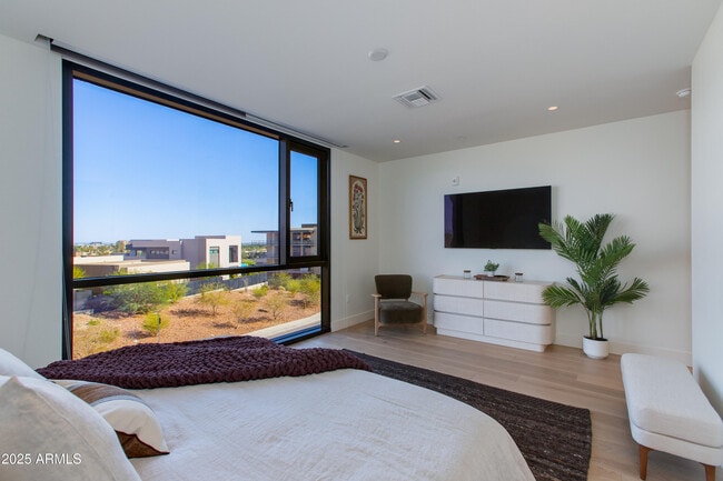 Building Photo - 5000 N Camelback Rdg Dr