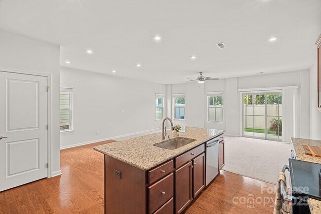 Building Photo - 206 Scenic View Ln