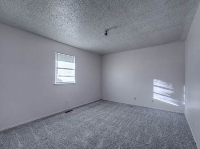 Building Photo - 2 Bedroom 1 Bath Duplex