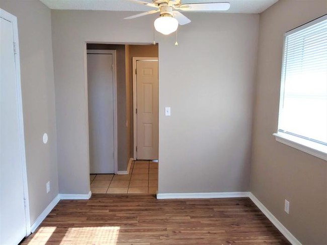 Building Photo - Lovely Duplex in Moore, OK