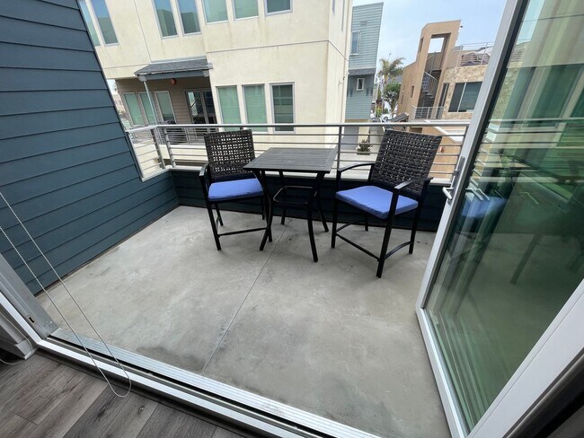 Building Photo - Water views! Less than a block from the ocean! 2 Bed 2.5 Bath Townhome!