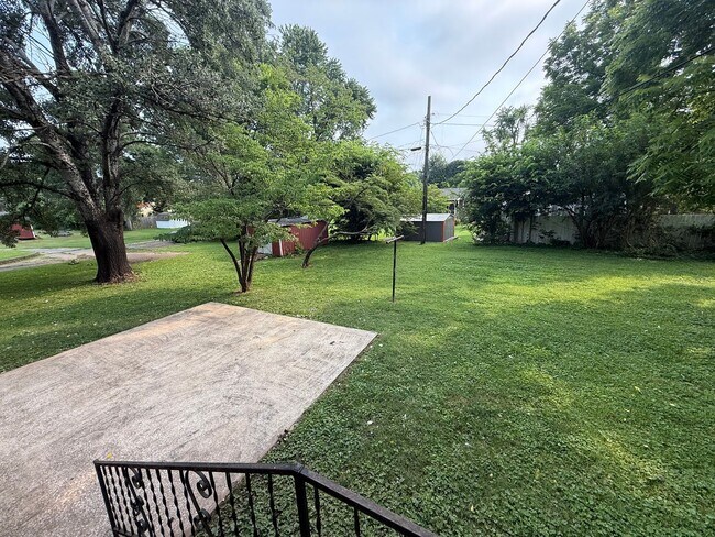 Building Photo - 3 Bed/1.5 Bath House