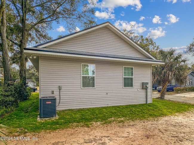 Building Photo - 2220 Flesher Ave
