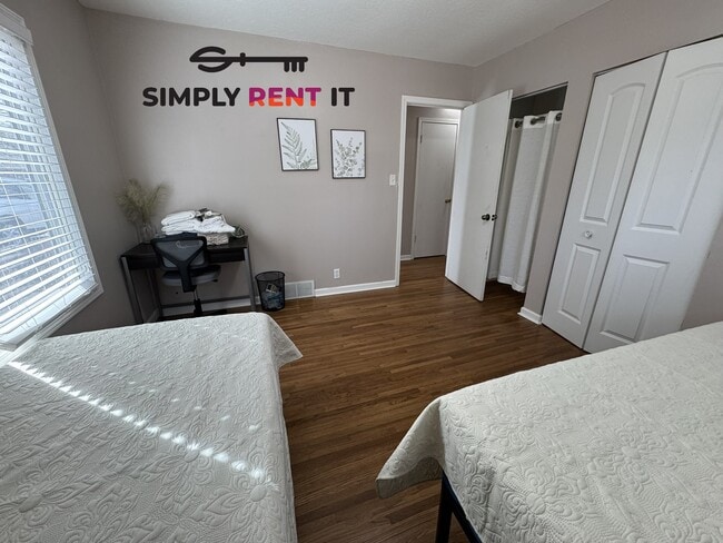 Building Photo - Updated Furnished 3+ Bedroom, 1.5 Bath Avail Aug 1st