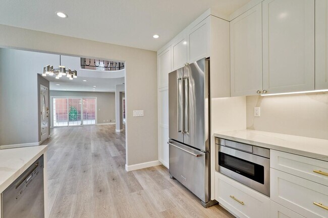 Building Photo - Beautiful and spacious 3 bedroom 2.5 bath ...