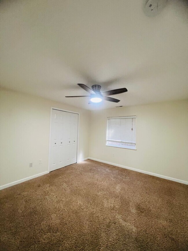 Building Photo - 4 bedroom 2 bath close to Fort Carson