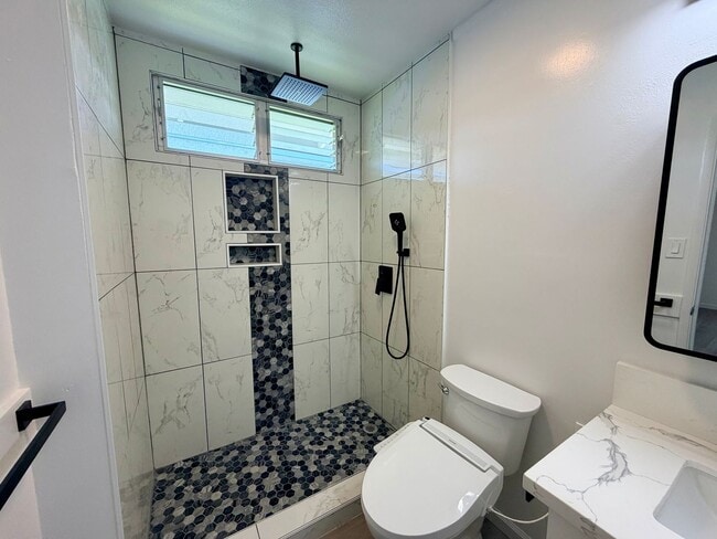 Building Photo - Newly Renovated 5BR/2BA Home – Move-In Ready in Pearl City