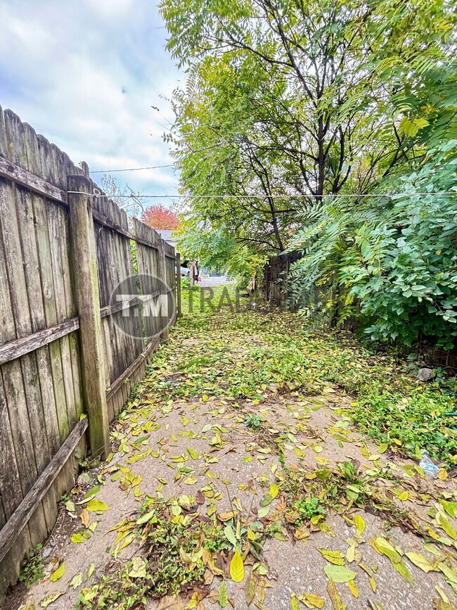 Building Photo - 513 Green St