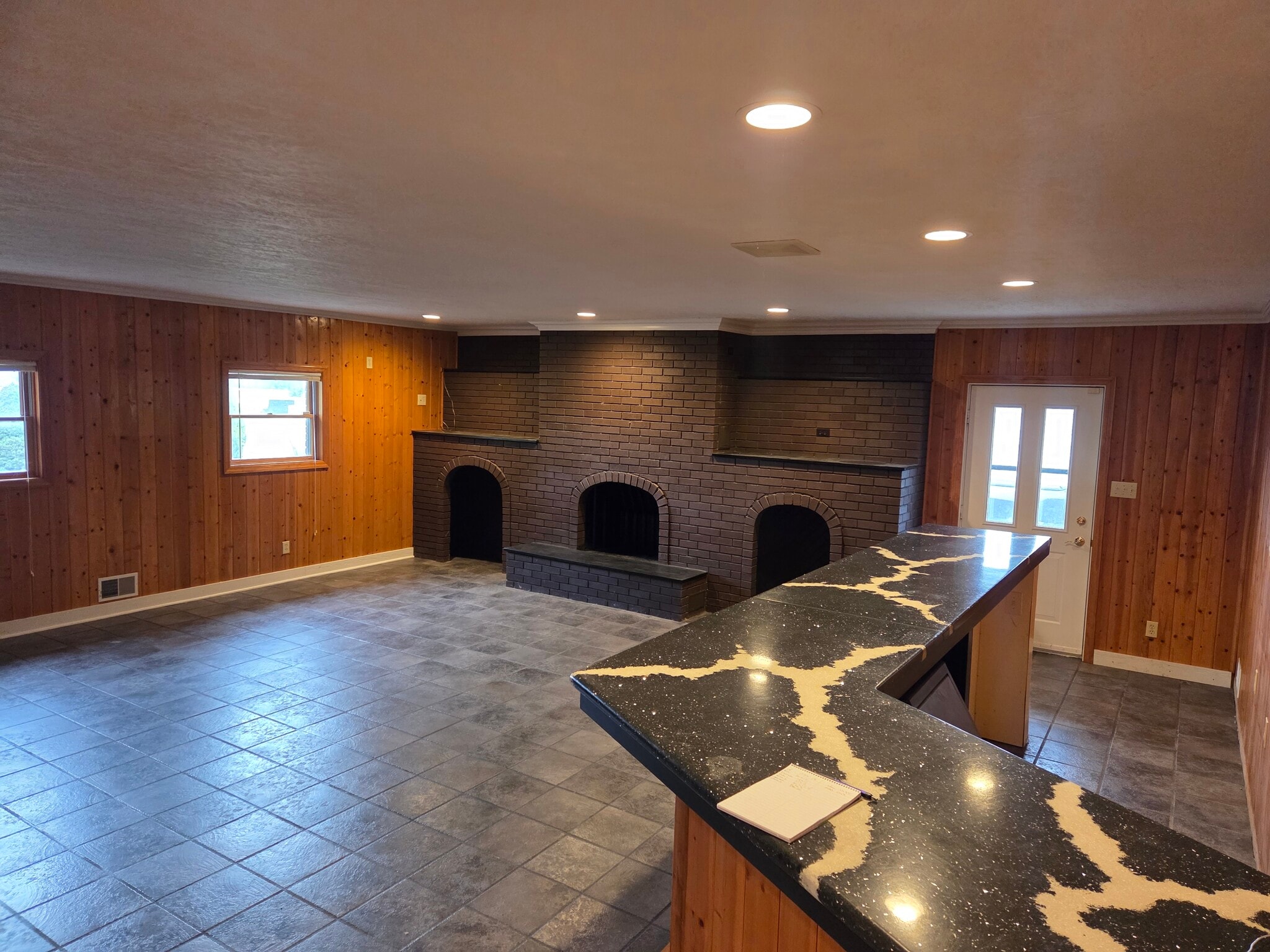 Building Photo - 600 Perry Hwy