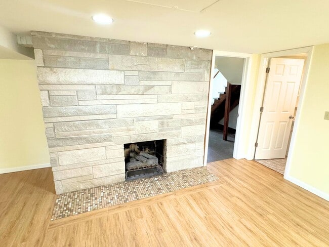 Building Photo - 1606HE